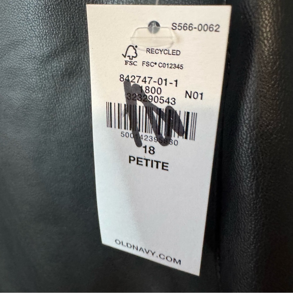 Old Navy High Rise Pixie Straight Faux Leather Pants in Black. NWT. Size 18P - Picture 6 of 14